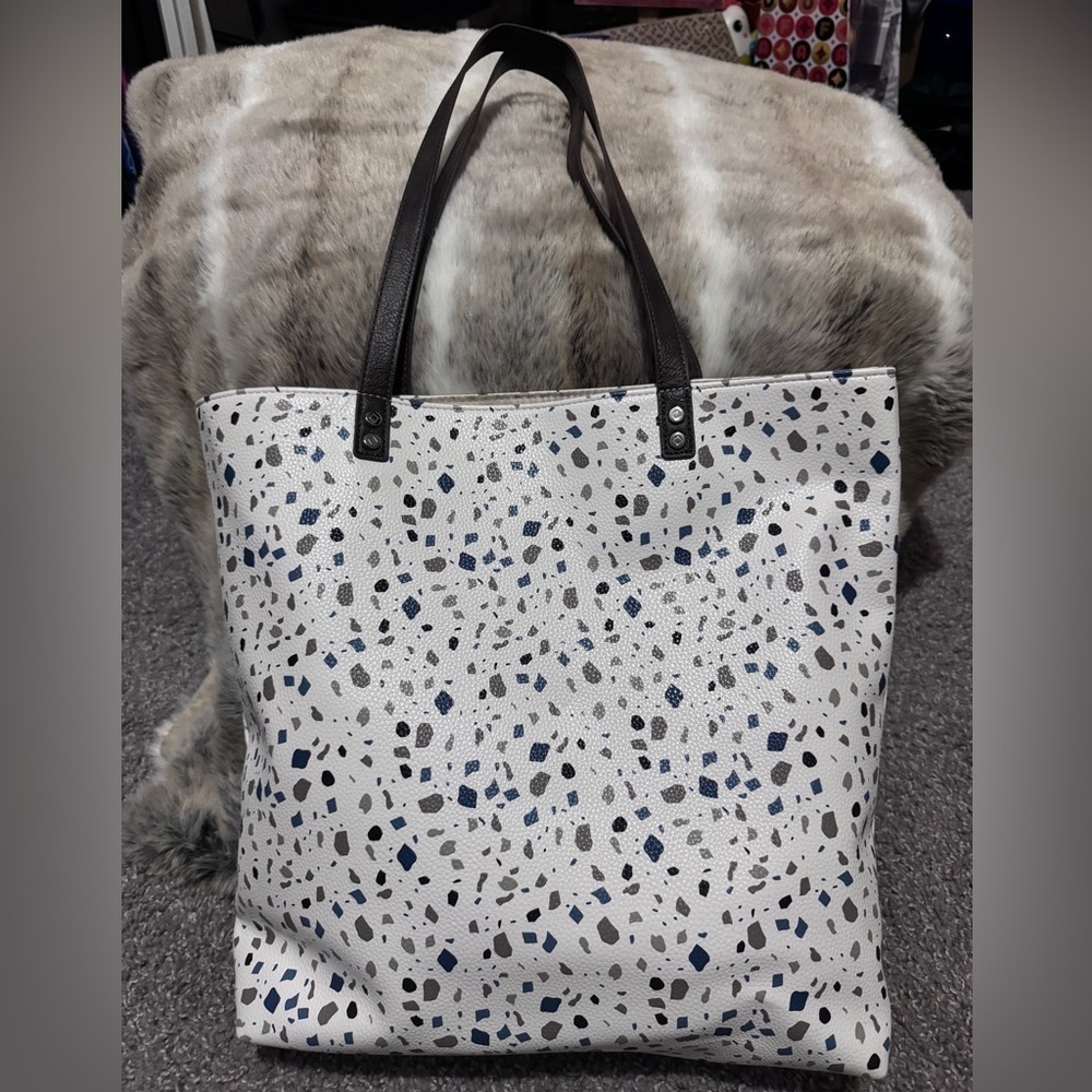Thirty-One Around Town Tote in the Terrazzo Pebble pattern - Picture 1 of 5